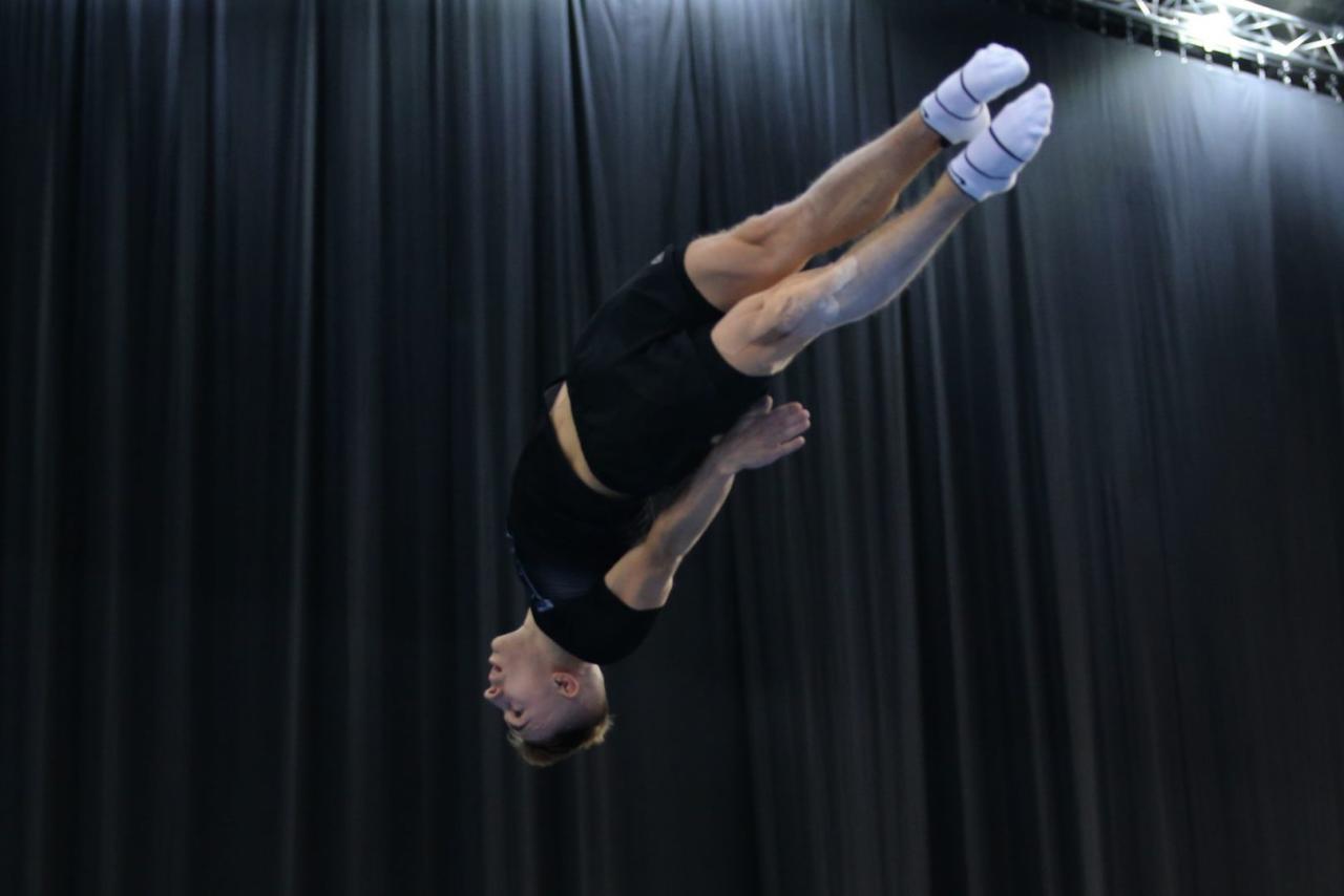 На Национальной арене гимнастики проходят подиумные тренировки участников Кубка мира по прыжкам на батуте и акробатической дорожке в Баку