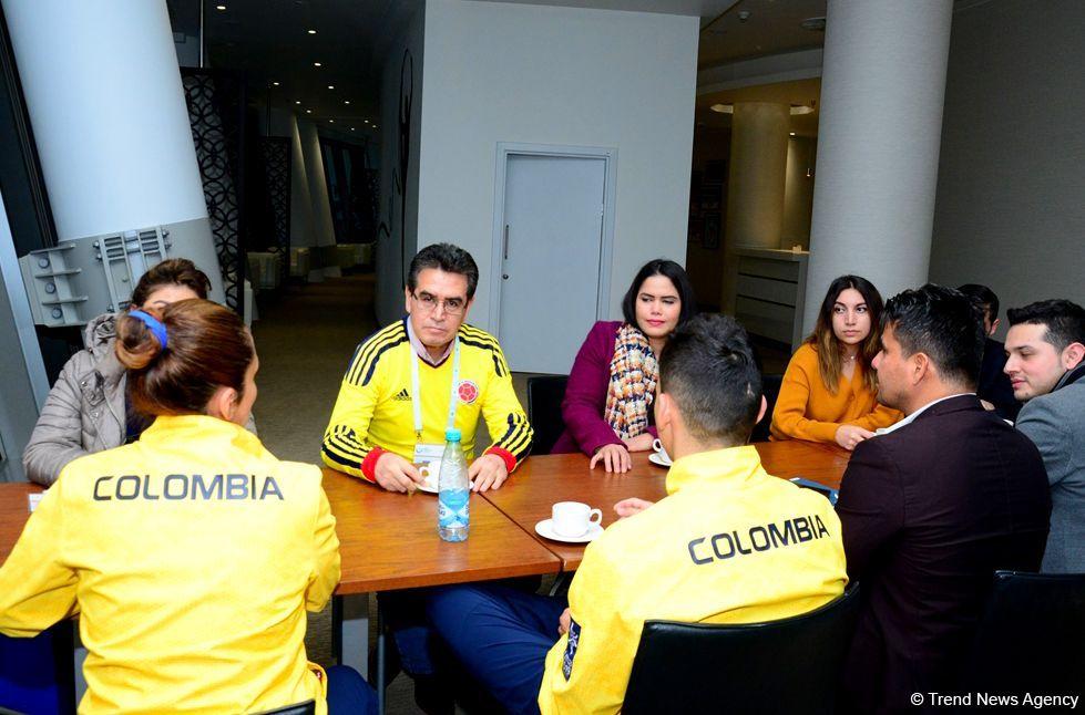 Посол Колумбии встретился со спортсменками в рамках Кубка мира по прыжкам на батуте и акробатической дорожке
