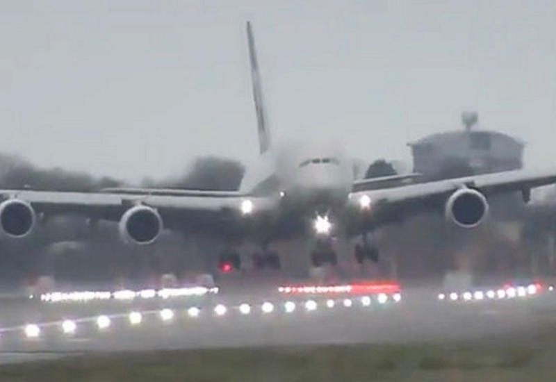 В сети удивились посадке пассажирского самолета во время мощного шторма