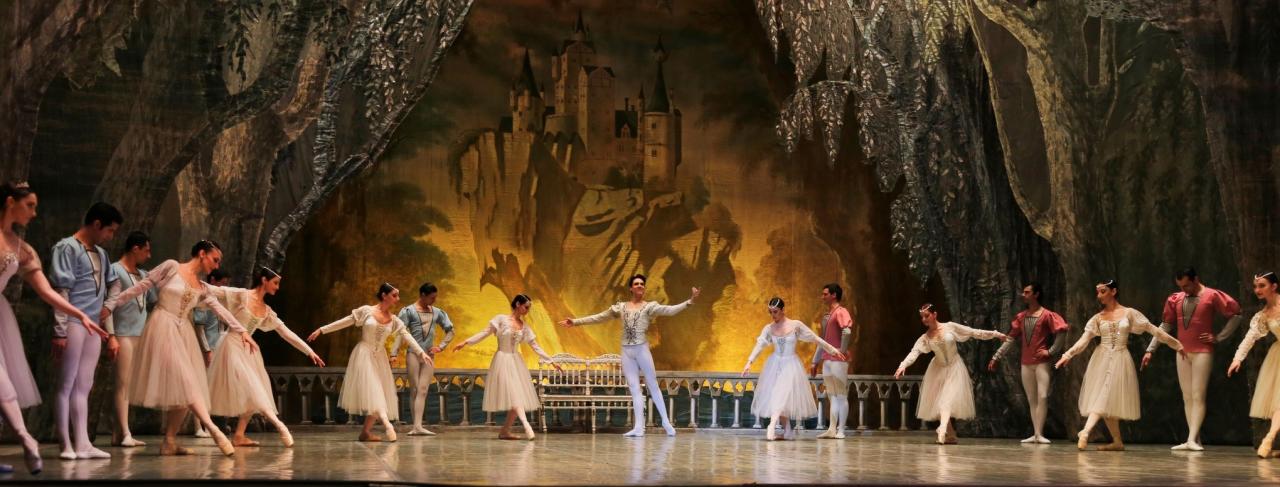 Грандиозный показ "Лебединого озера" в Театре оперы и балета