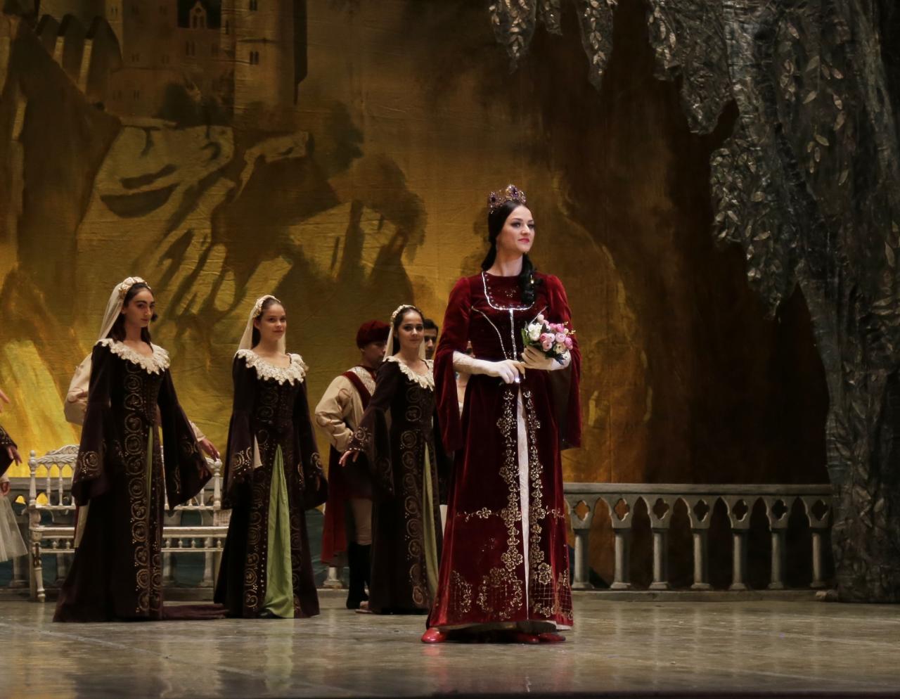 Грандиозный показ "Лебединого озера" в Театре оперы и балета