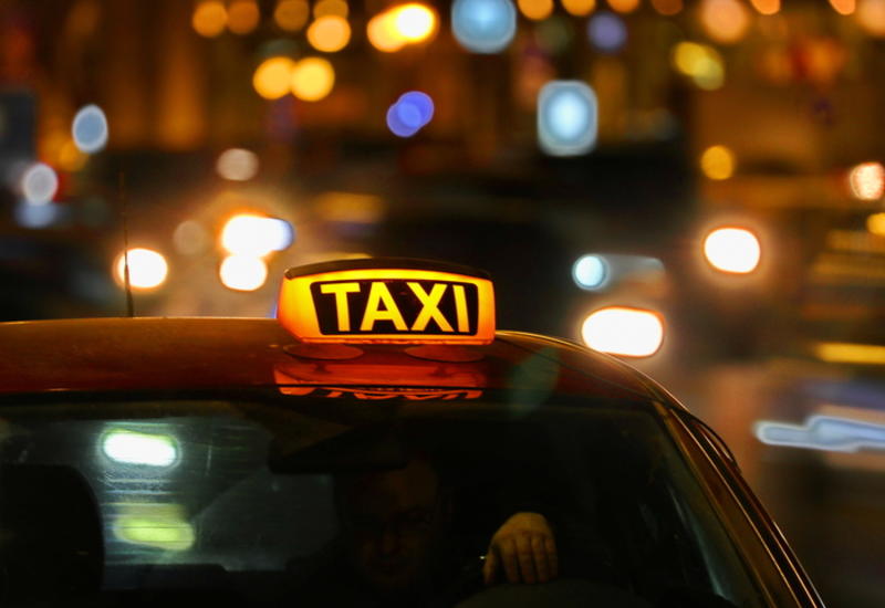 Пьяная девушка обманула таксиста и угнала его машину