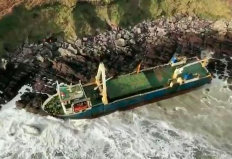 «Корабль-призрак»: к берегам Ирландии прибило таинственное судно без экипажа