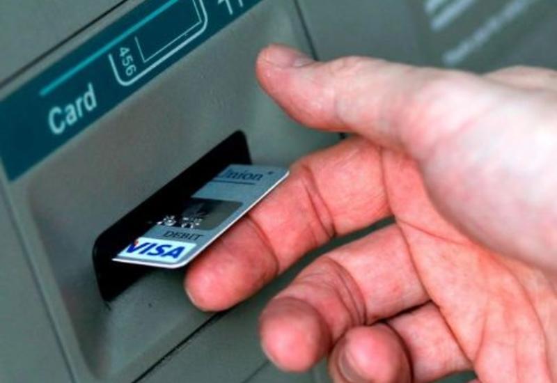 В Азербайджане продлено использование банковских карт с истекшим сроком действия