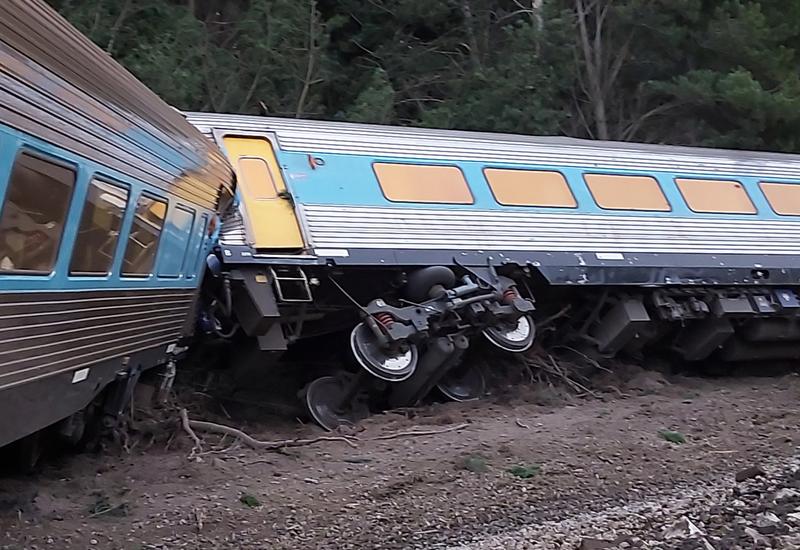 В Австралии пассажирский поезд сошел с рельсов