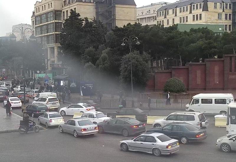 На одной из улиц Баку образовался крупный затор, автобусы задерживаются
