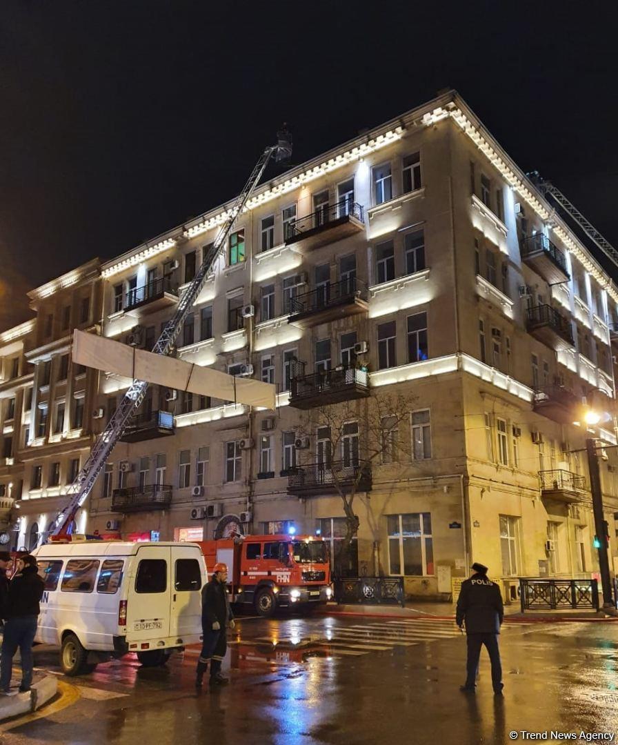 В центре Баку произошел пожар в жилом здании