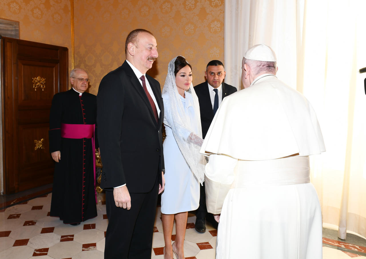 Президент Ильхам Алиев и Первая леди Мехрибан Алиева встретились в Ватикане с Папой Франциском