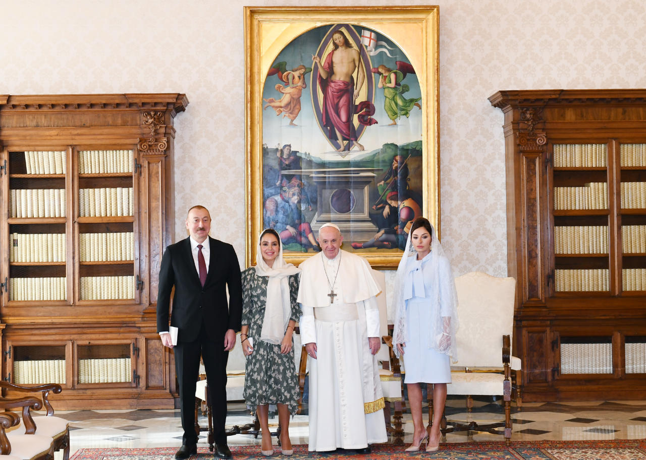 Президент Ильхам Алиев и Первая леди Мехрибан Алиева встретились в Ватикане с Папой Франциском