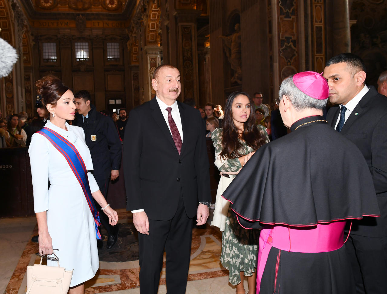Президент Ильхам Алиев и Первая леди Мехрибан Алиева ознакомились в Ватикане с Сикстинской капеллой и Собором Святого Петра