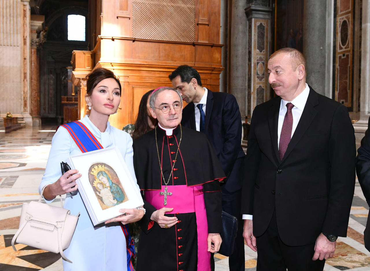 Президент Ильхам Алиев и Первая леди Мехрибан Алиева ознакомились в Ватикане с Сикстинской капеллой и Собором Святого Петра