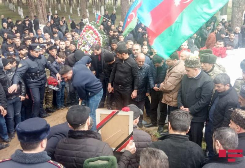 Новости азербайджана сегодня свежие видео. Могилы азербайджанских солдат. Кладбище азербайджанских солдат. Азербайджанский похорони. Похороны солдат в Азербайджане.