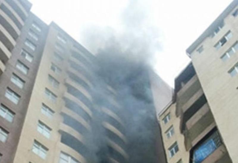 В многоэтажном здании в Баку произошел сильный пожар