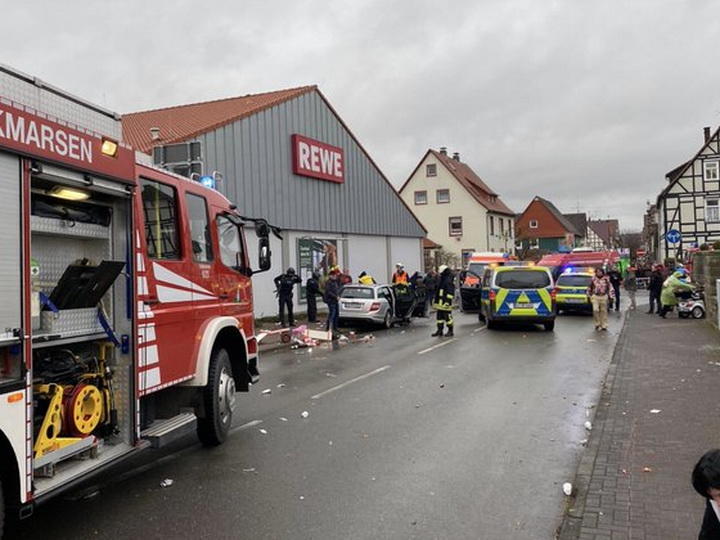 В Германии автомобиль въехал в толпу, десятки пострадавших