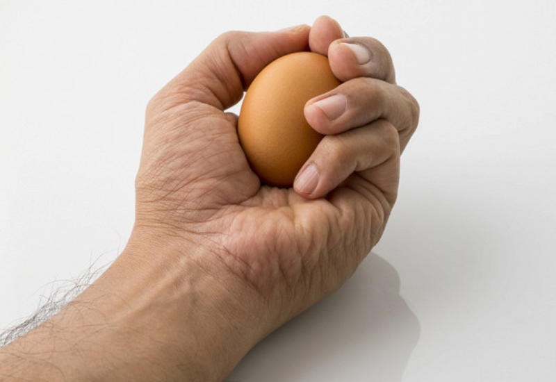 Почему сырое яйцо нельзя раздавить в кулаке