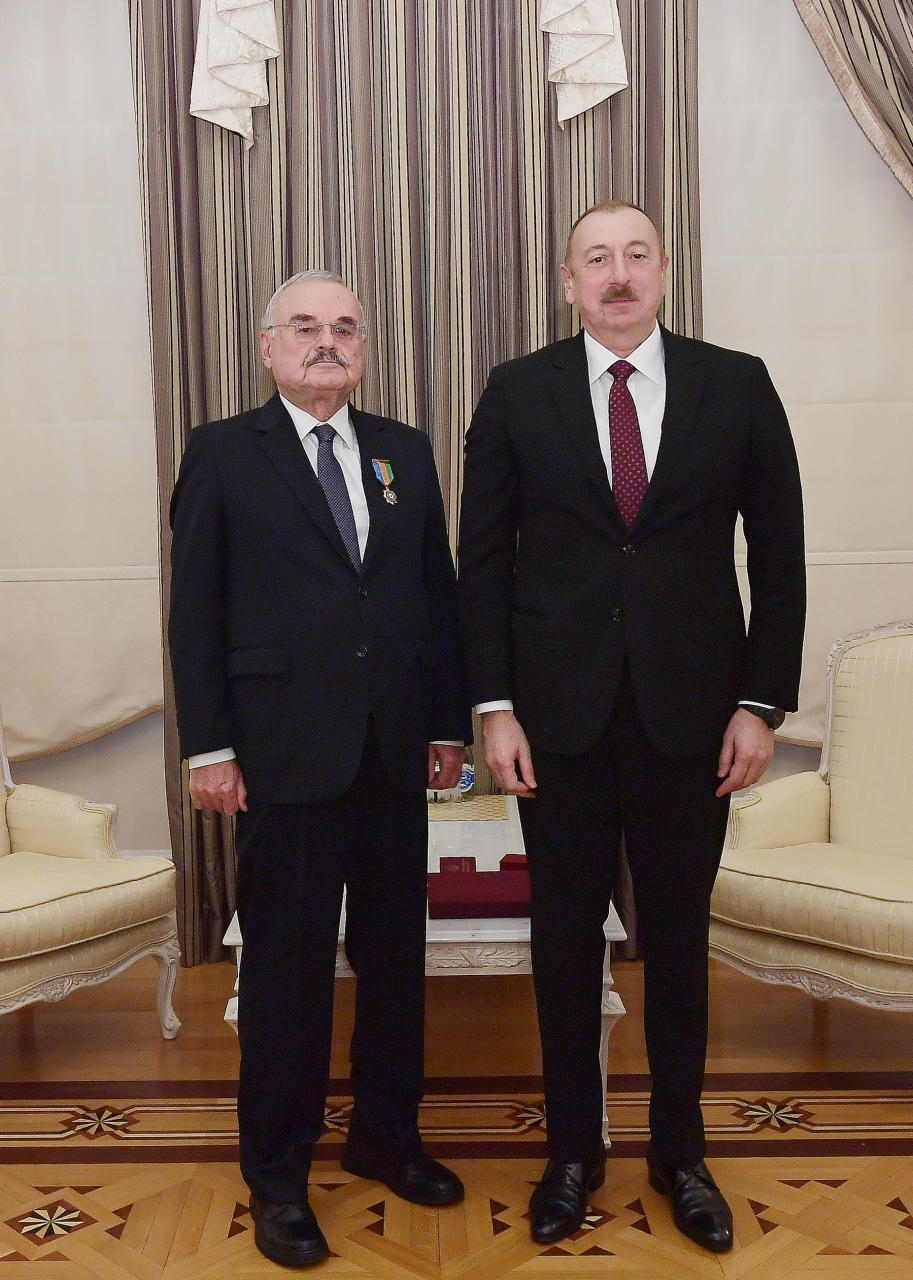Президент Ильхам Алиев вручил Артуру Раси-заде орден "За службу Отечеству" 1-й степени