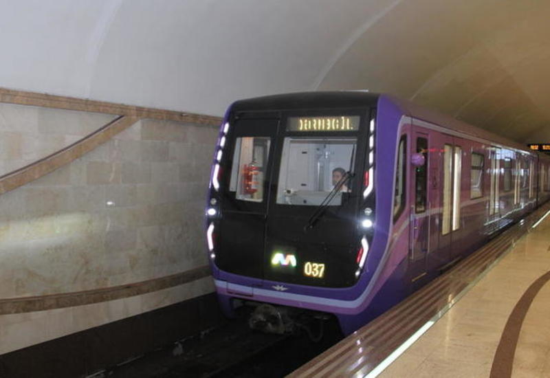 ЧП в бакинском метро: пассажиров вывели из поезда