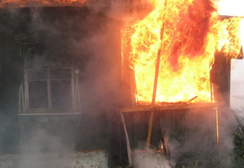В Баку в двухэтажном доме произошел пожар