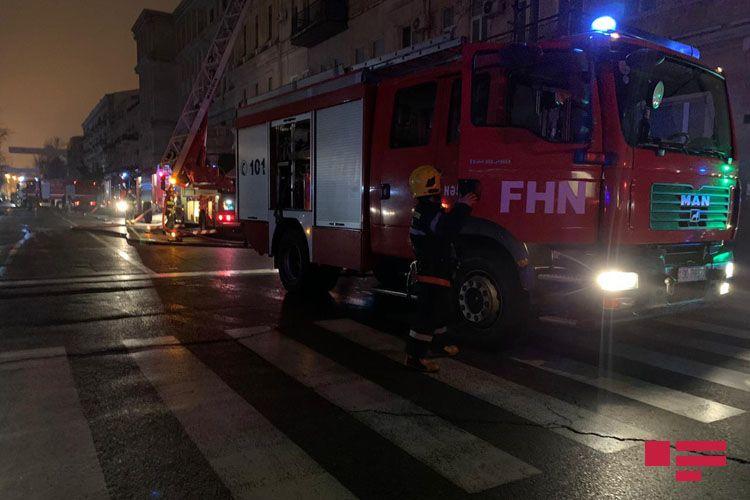 В Баку произошел пожар в жилом здании