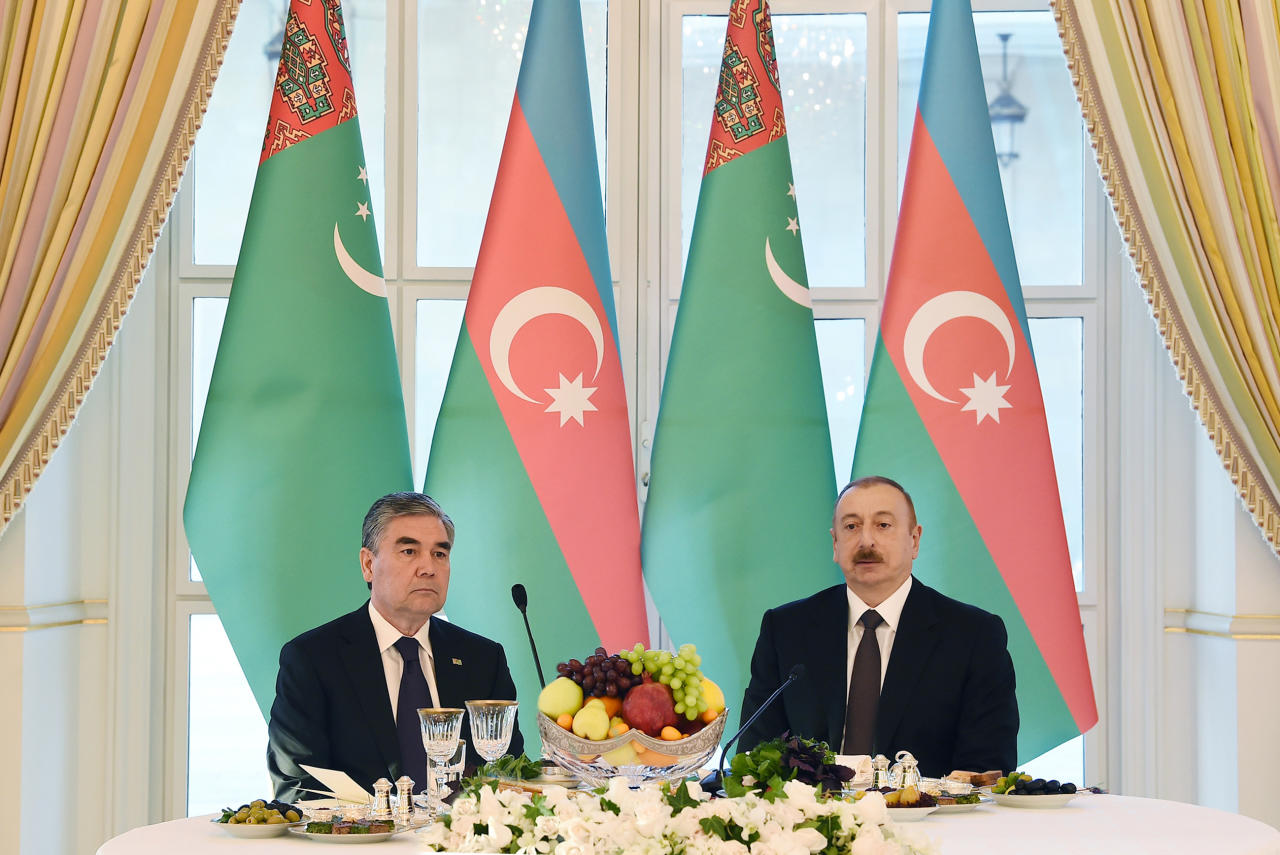 От имени Президента Ильхама Алиева был дан официальный прием в честь Президента Туркменистана Гурбангулу Бердымухамедова