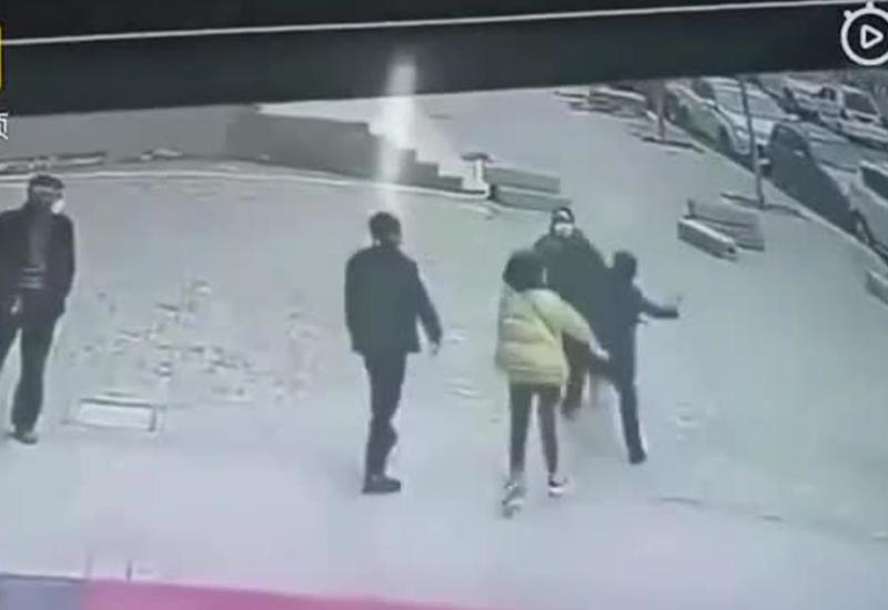 В Китае хулиган отказался надеть маску и нокаутировал сотрудницу полиции