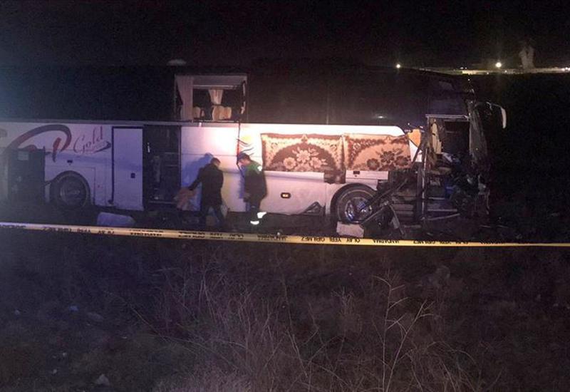 Пассажирский автобус врезался в грузовик в Турции, десятки пострадавших