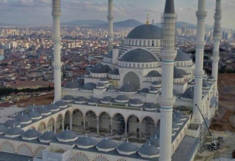 В Турции приостановили массовые молитвы в мечетях из-за коронавируса