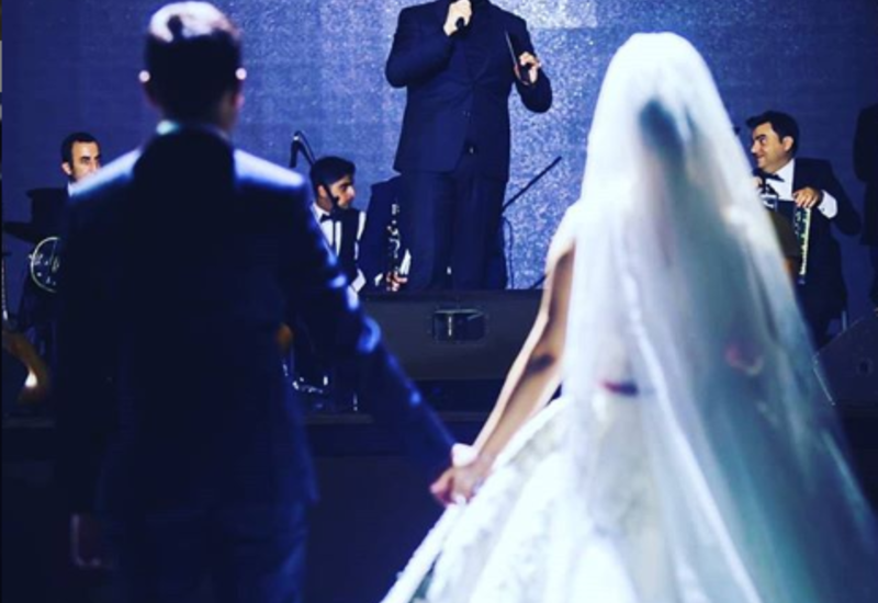 Известный азербайджанский певец засветился на свадьбе в период карантина