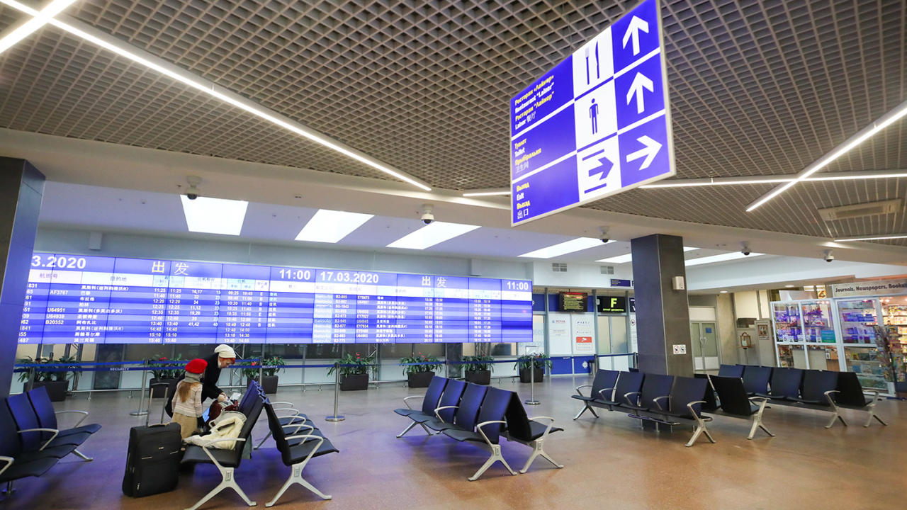 Пустые аэропорты: как коронавирус парализовал туризм в мире