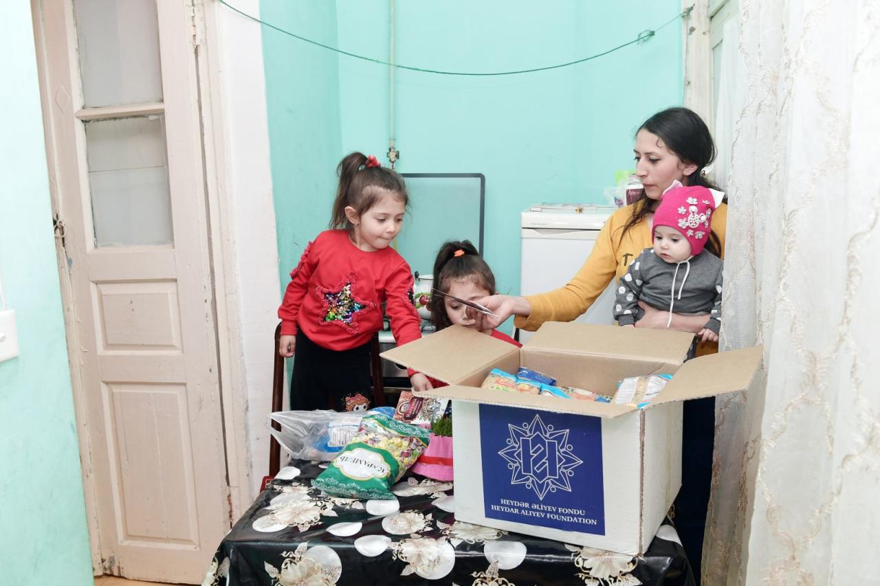 Фонд Гейдара Алиева раздал малообеспеченным семьям подарки по случаю праздника Новруз