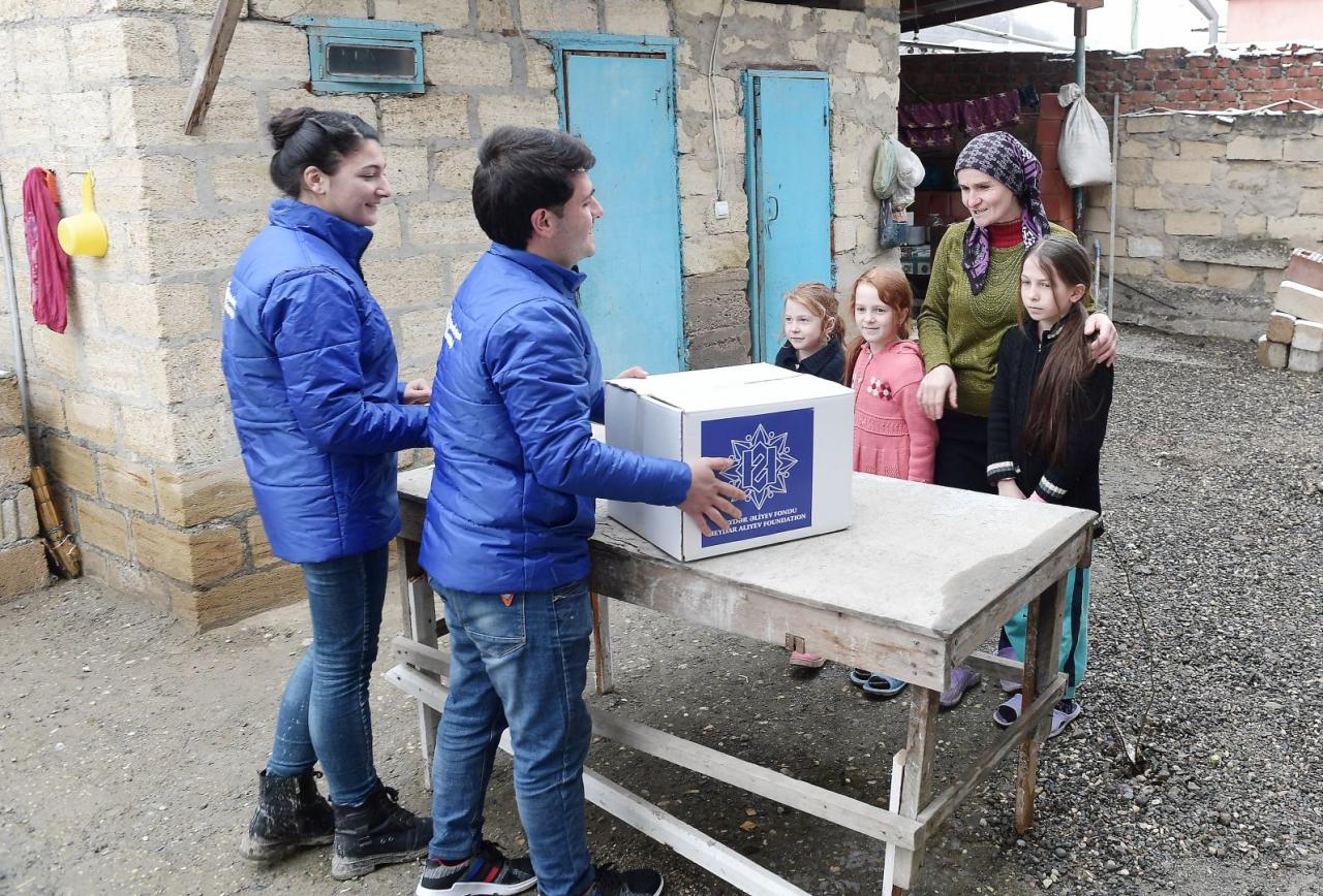 Фонд Гейдара Алиева раздал малообеспеченным семьям подарки по случаю праздника Новруз
