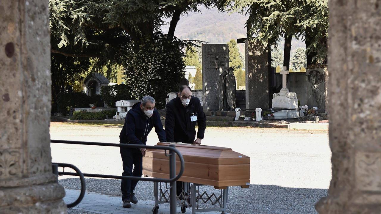 Как в Италии хоронят умерших от коронавируса