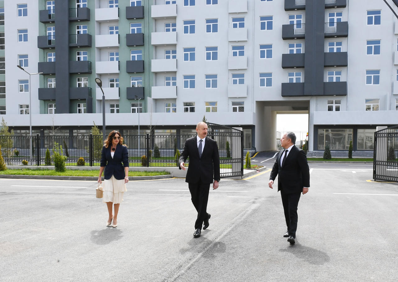 Президент Ильхам Алиев и Первая леди Мехрибан Алиева приняли участие в открытии жилого комплекса в Говсане