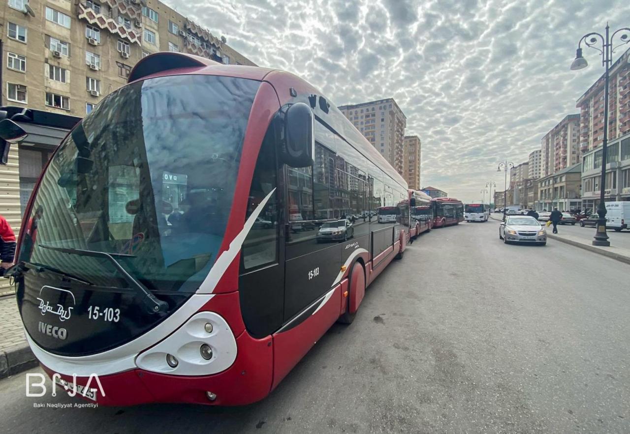 В Баку между станциями метро начали курсировать экспресс-автобусы