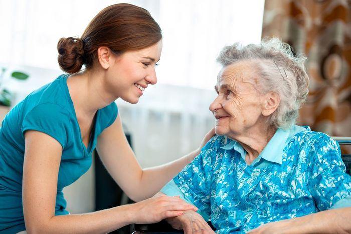 Одиноким людям старше 65 лет будут оказываться социальные бытовые услуги в их домах