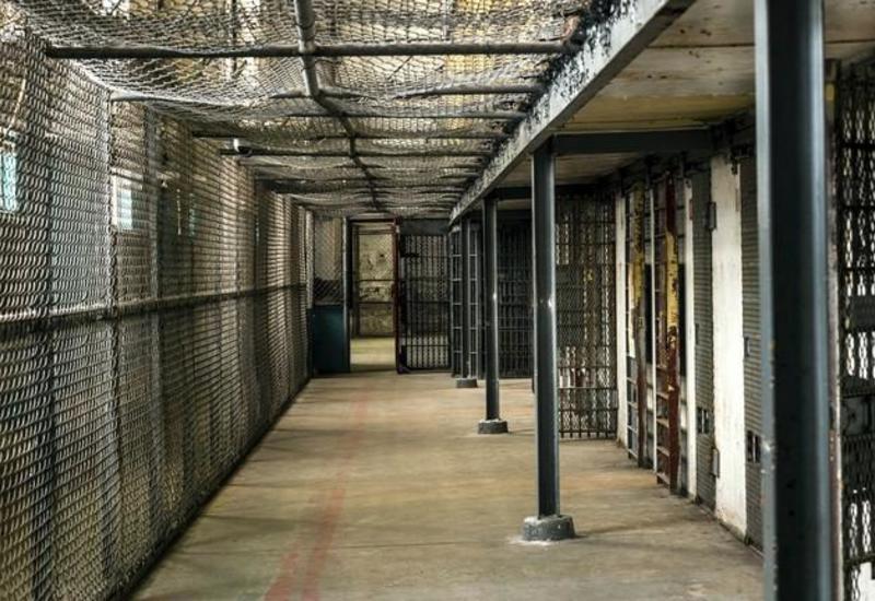 Мэр Нью-Йорка распорядился освободить 300 заключенных на фоне коронавируса