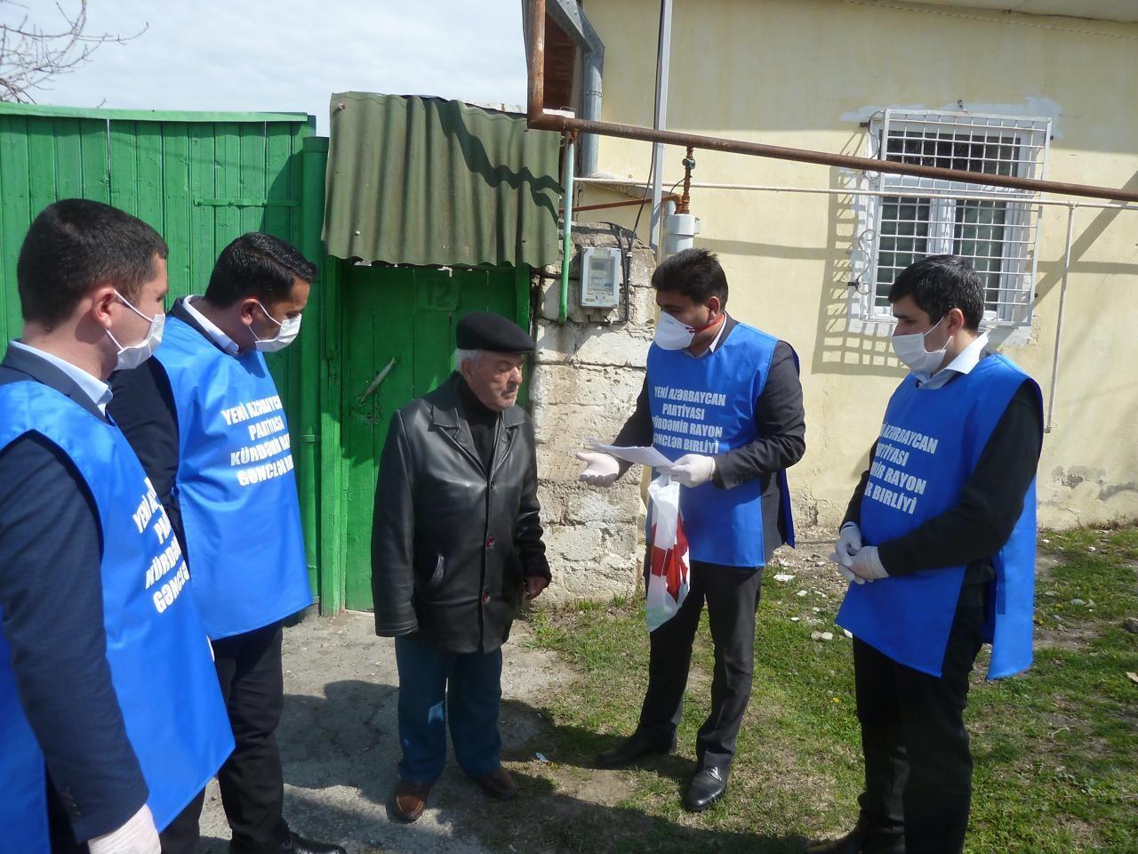 Волонтеры партии "Ени Азербайджан" помогли более 2500 одиноким людям за пять дней