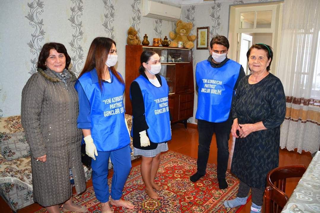 Волонтеры партии "Ени Азербайджан" оказывают социальную помощь пожилым гражданам