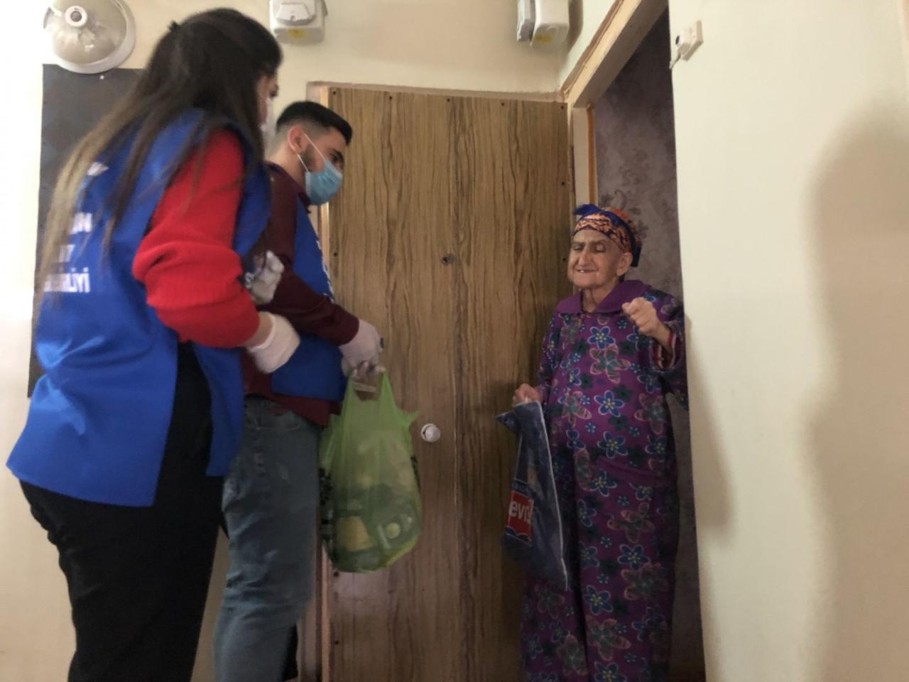 Волонтеры партии "Ени Азербайджан" оказывают социальную помощь пожилым гражданам