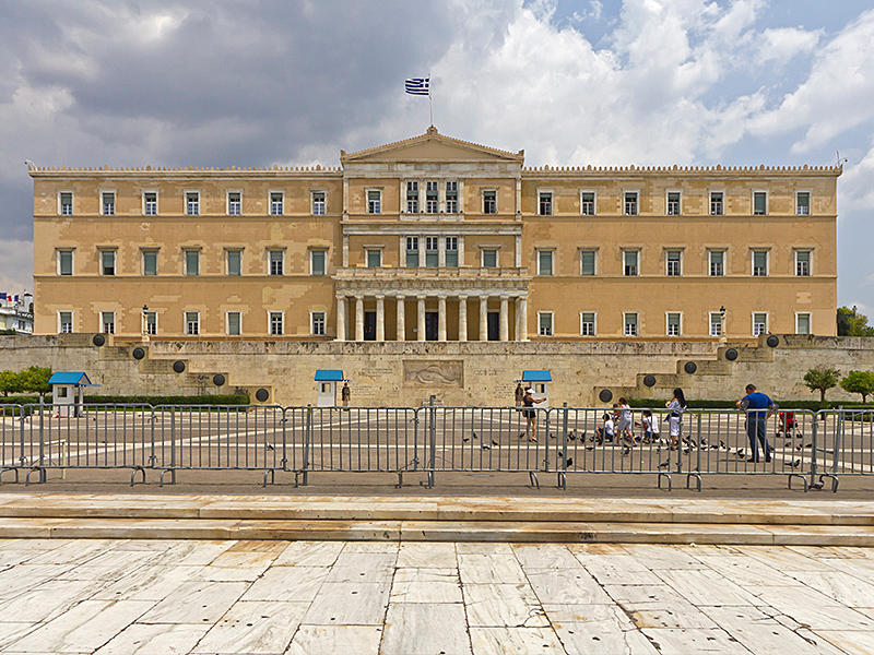 В Греции продлили запрет на работу магазинов и торговых центров
