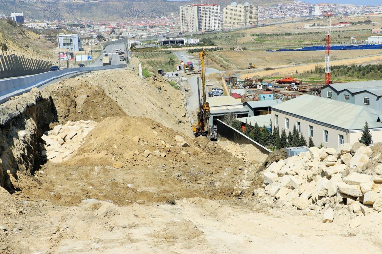 В Баку завершается восстановление участка автодороги у мечети "Биби-Эйбат"