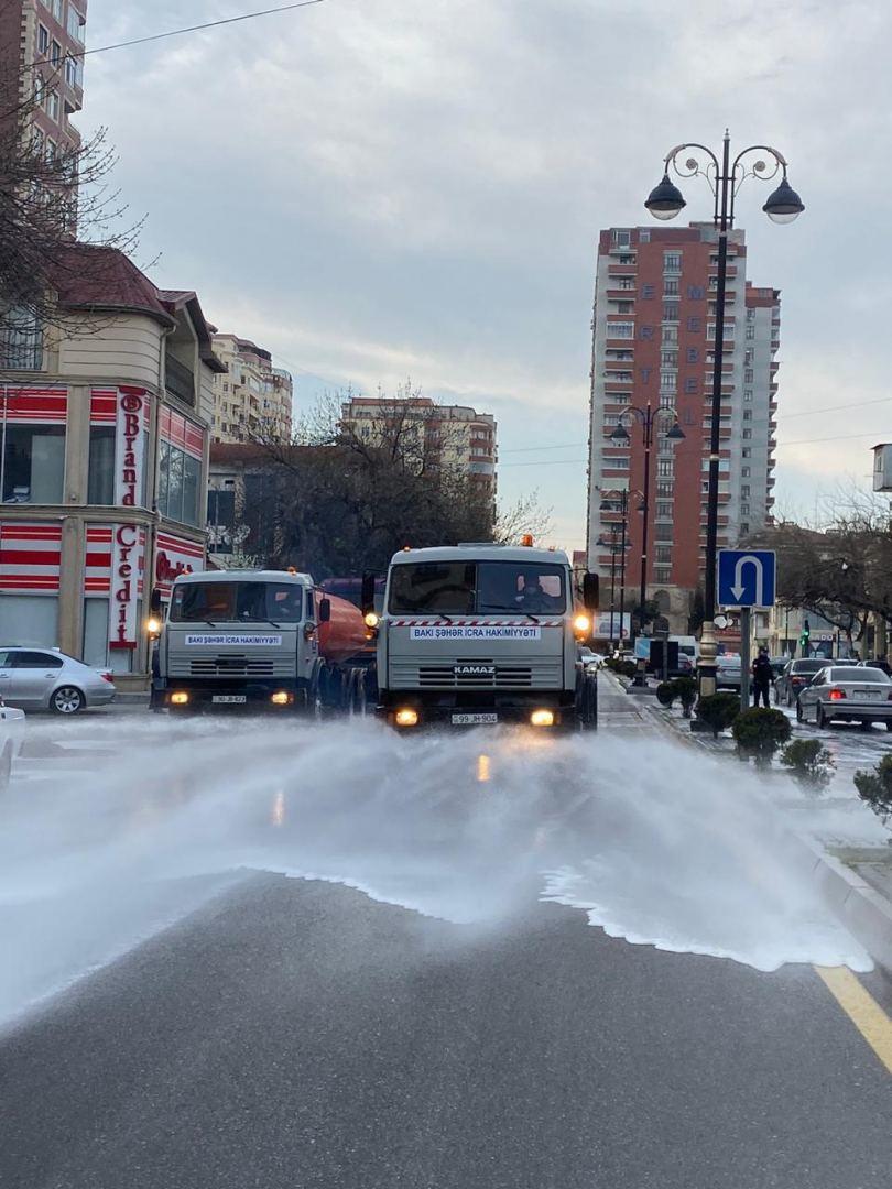 Улицы Баку продезинфицировали новым моющим средством