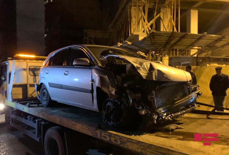 В Баку иномарка врезалась в грузовик, есть пострадавший