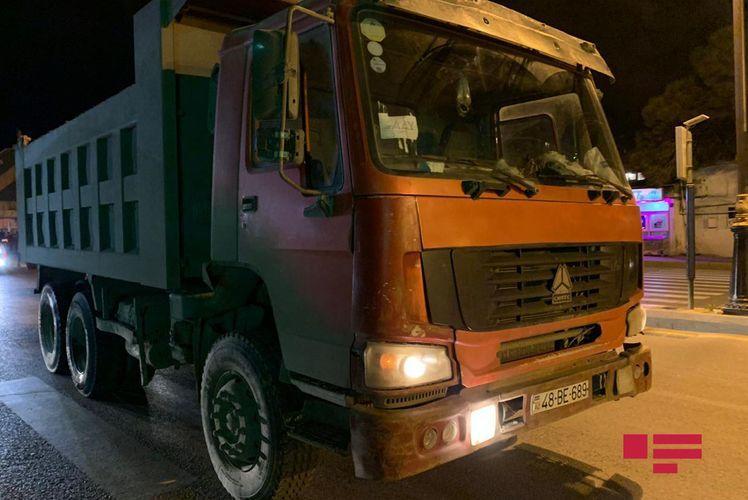 В Баку иномарка врезалась в грузовик, есть пострадавший
