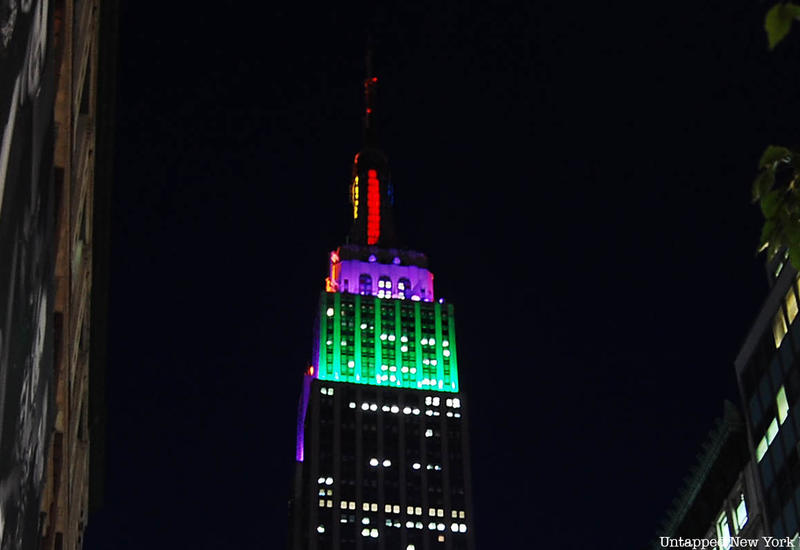 Empire State Building в Нью-Йорке подсветили в честь борцов с коронавирусом
