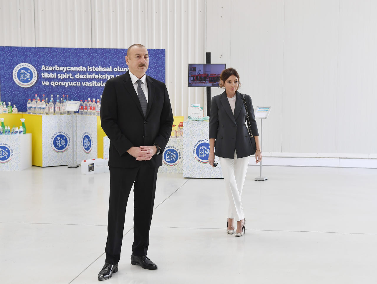 Президент Ильхам Алиев и Первая леди Мехрибан Алиева приняли участие в открытии предприятия по производству медицинских масок в Сумгайытском химическом промышленном парке