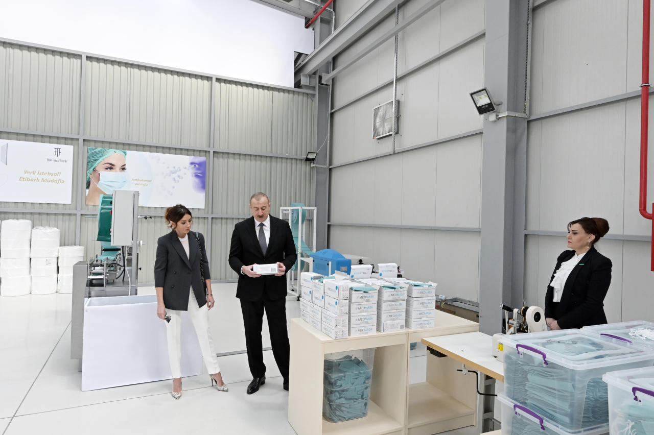 Президент Ильхам Алиев и Первая леди Мехрибан Алиева приняли участие в открытии предприятия по производству медицинских масок в Сумгайытском химическом промышленном парке