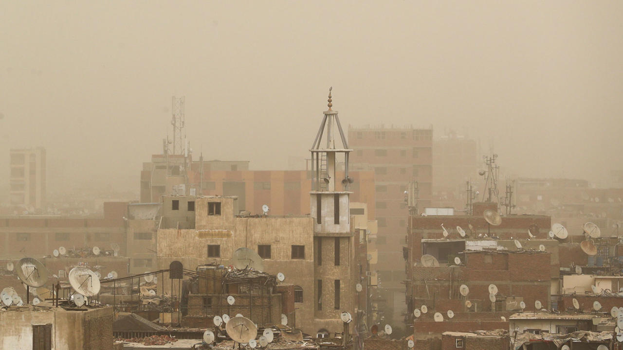 Египет во власти песчаной бури и коронавируса