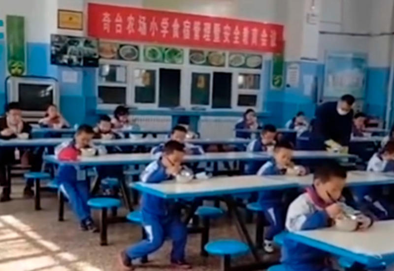 Китайская школа видео. Китайские школьники. Школьное питание в Китае. Школьные парты в Китае. Питание в школах Китая.