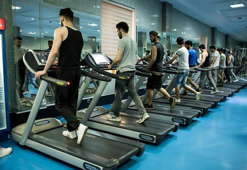 новичок в спортзале. фитнес клуб. интерьер спортивного зала. территория фитнеса, москва, салтыковская улица. тренировка в зале.